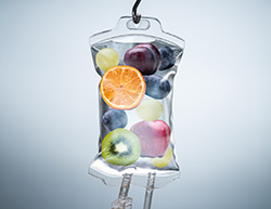 Infusionstherapie: Das Bild zeigt einen hängenden Infusionsbeutel mit Früchten darin. Ein Angebot der Naturheilpraxis Dormagen